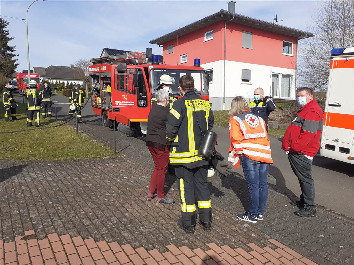 30 Einsatzkrfte von den Freiwilligen Feuerwehren Rosenheim und Steinebach a. d. Sieg, dem DRK Ortsverein Elkenroth und die Polizei Betzdorf waren aktiv vor Ort. (Fotos: Thomas Sonnenschein)