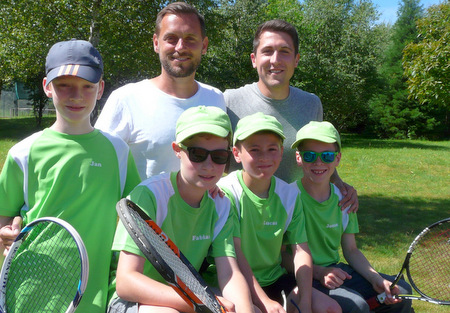 Der hoffnungsvolle Nachwuchs des TCH mit Trainer Lars Wellmann, aktueller deutscher Meister Herren 40 und Sportwart Jonas Zabel (rechts). (Foto: TCH)