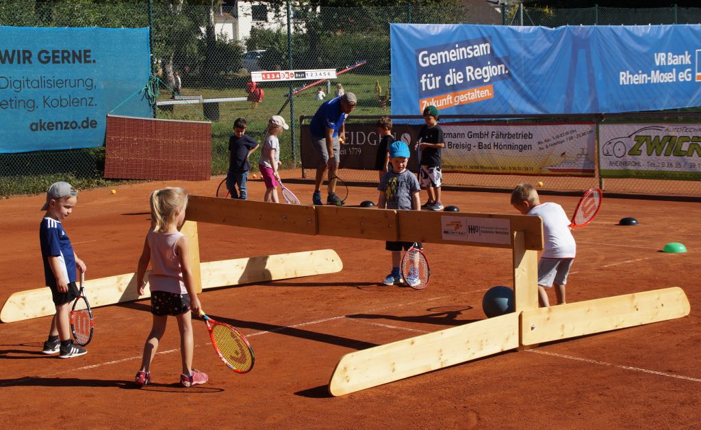 Spielerische Tennis-bung am Familientag. Fotos: TC Rheinbrohl