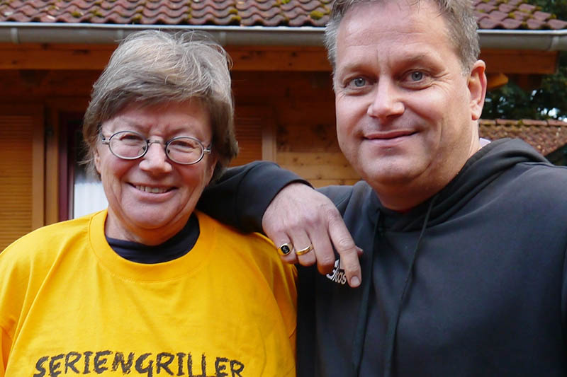 Ein T-Shirt fr die Grillfee Rita Wildermann gab es vom Herren 50 Team; berreicht von Mannschaftsfhrer Ingo Schneider. Fotos: Dietrich Rockenfeller