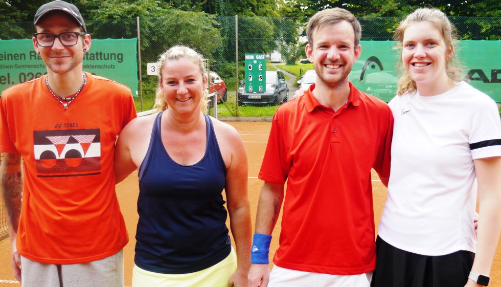 Im Mixed Finale waren Julian Mller und Conny Kopp gegen Jil Dreidoppel und Stefan Stein mit 6:3 und 7:6 erfolgreich und feierten danach ausgiebig ihren ersten Titel. Foto: Dietrich Rockenfeller/TC Steimel