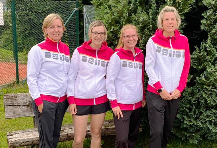 Nach ihrem 6:0 Auswrtserfolg beim TC Bad Marienberg, mischen von links Tanja Wilius, Laura Schuh, Anja Semmler sowie Jenny Maasch noch bei der Vergabe des Meistertitels mit. Fotos: Verein 