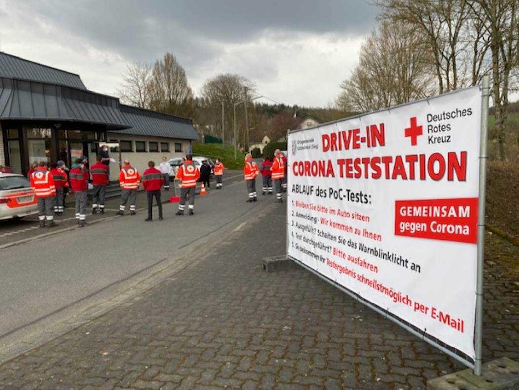 Das Test-Drive-In in Katzwinkel wird seit Montag, den 19. April, an der Glck-Auf-Halle betrieben. (Foto: DRK) 