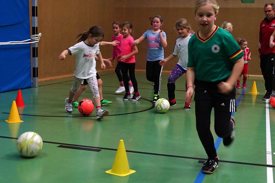 Lehrreicher Tag des Mdchenfuballs in Alpenrod