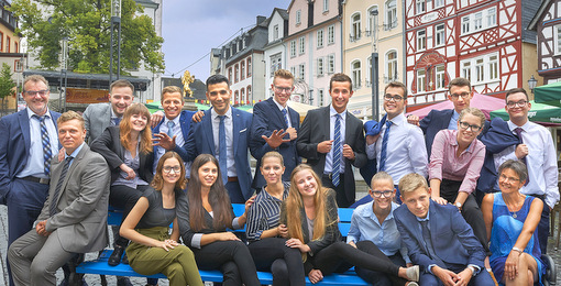 Insgesamt 16 junge Frauen und Mnner starteten im August ihre Ausbildungen bei der Westerwald Bank. (Foto: Westerwald Bank) 