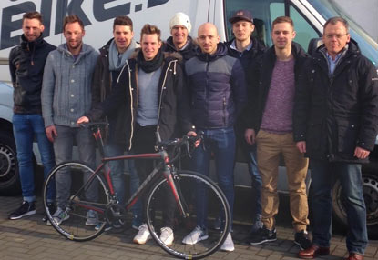 Rennradbergabe, von links: Dominik Ivo, Bjrn Glasner (Geschftsfhrer 4thebike) Alexander Weifenbach, Lennart Klein, Frank Ltters, Christian Noll, Simon Happel, Nils Bttner, Bernhard Sommer (Vorstandsvorsitzender Kern-Haus). Foto: Verein