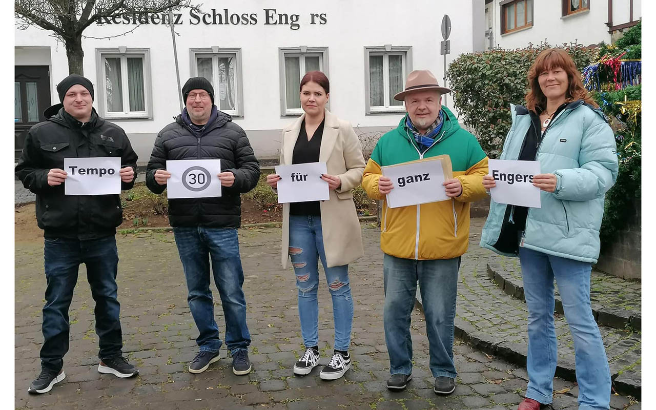 Dominik Wirges (von links), Michael Stunz, Silvia Jansen, Ferhat Cato und Diana Ossig halten die Forderung der SPD hoch. (Foto: privat)
