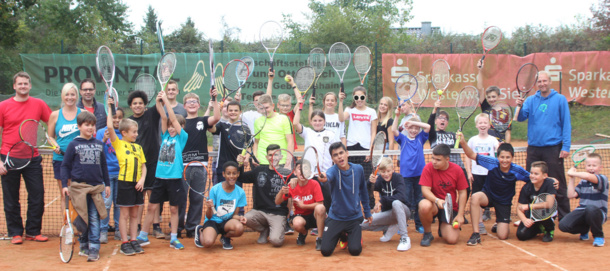 Viel Spa hatten jetzt 30 Schlerinnen und Schler aus dem Ganztagsschulbetrieb der Westerwaldschule Gebhardshain bei einem Tennis-Workshop auf der  Tennis-Anlage der SG Westerwald (SGW) in Gebhardshain. (Foto: SGW)
