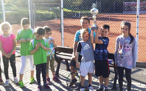 Das Team um Sren Loy sichert sich den Wanderpokal des TC Horhausen. Links lassen die Damen des Zickenteams enttuscht die Kpfe hngen. Foto: Tennisclub Horhausen