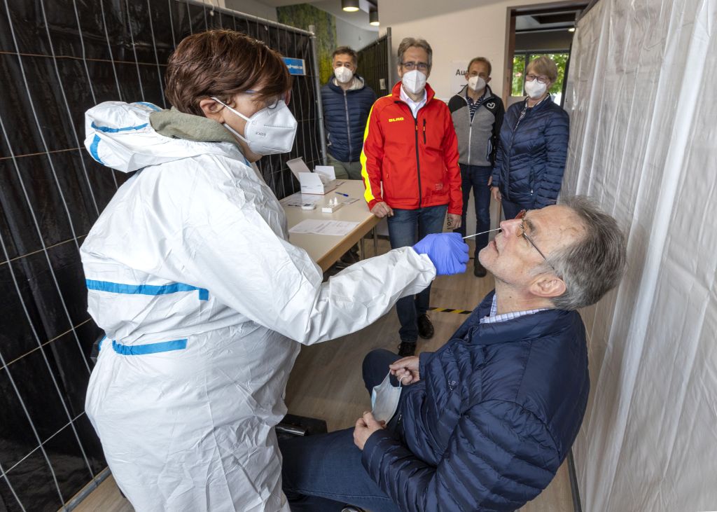 Erste Testperson war Brgermeister Andreas Heidrich (rechts), der zusammen mit Stadtbrgermeisterin Sabine Willwacher (hinten rechts), Sren Harpel (Mitte) von der DLRG Bad Marienberg und Vertretern der Werbegemeinschaft Bad Marienberg die neue Teststation besuchte. Fotos: Rder-Moldenhauer