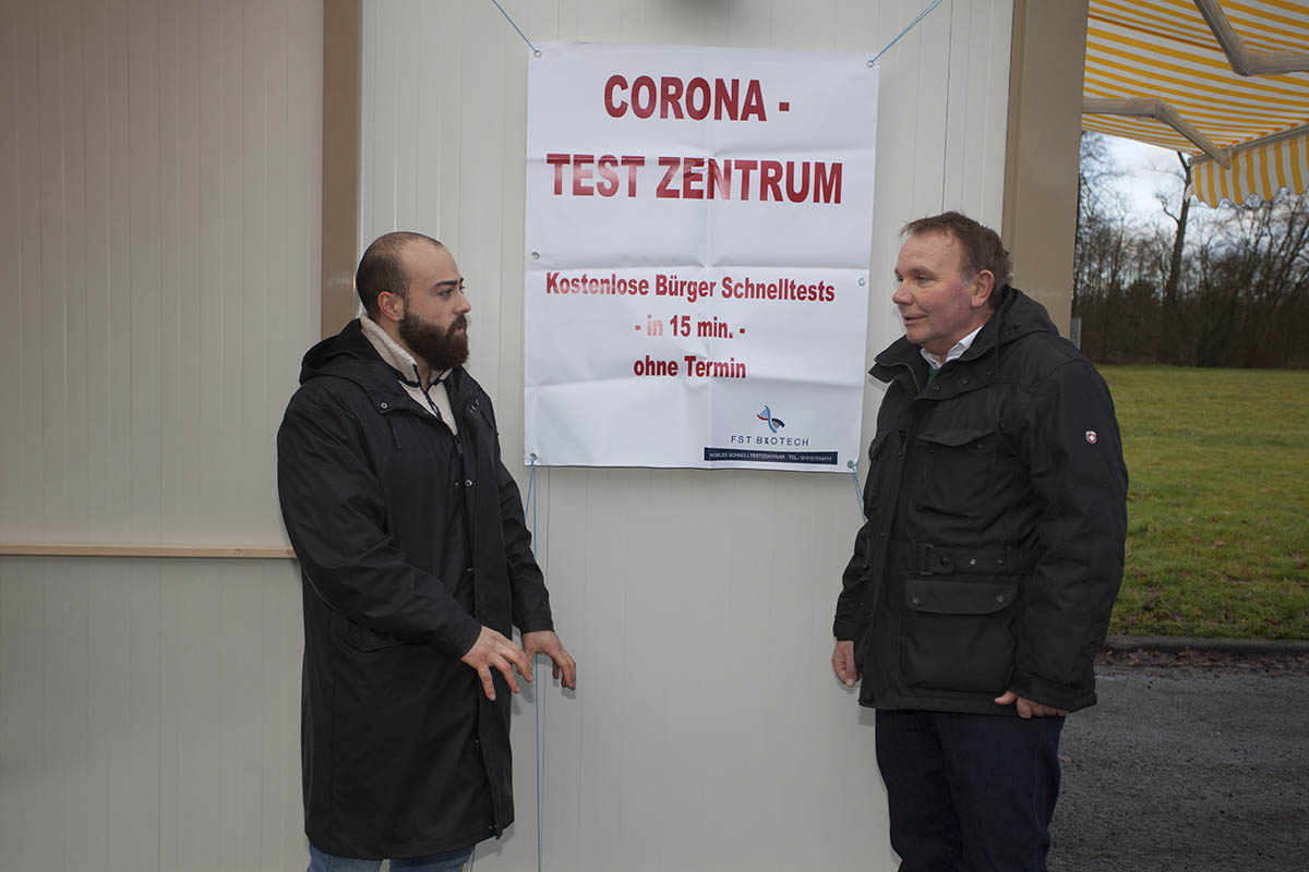 Stadtbrgermeister Thomas Vis (rechts) berzeugte sich bei Halid Bayazit von dem neuen Angebot. Foto: Wolfgang Tischler