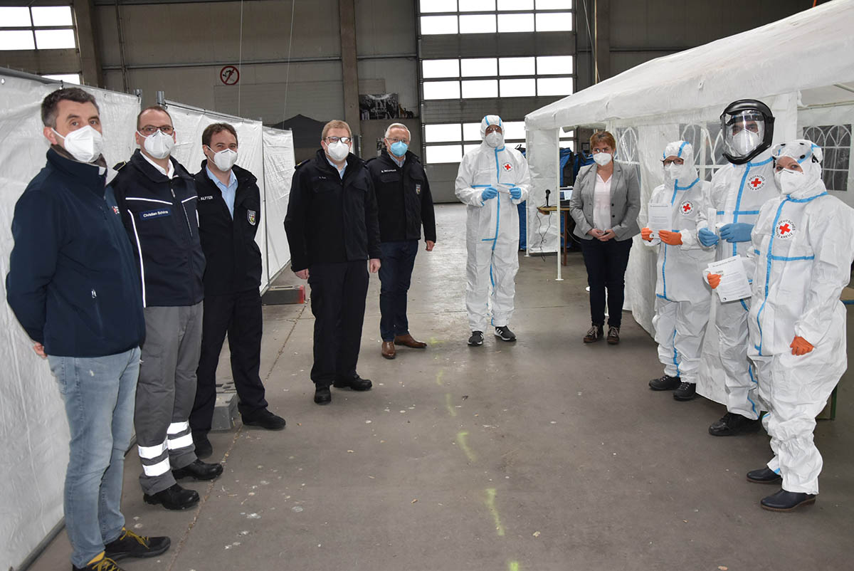 Landrat Achim Hallerbach (5.v.l.), DRK-Kreisgeschftsfhrerin Kerstin Rexilius-Schuler (4.v.r.) und Brand- und Katastrophenschutzinspekteur Holger Kurz (4.v.l.) konnten zum Start das beteiligte Team begren. Foto: Kreisverwaltung