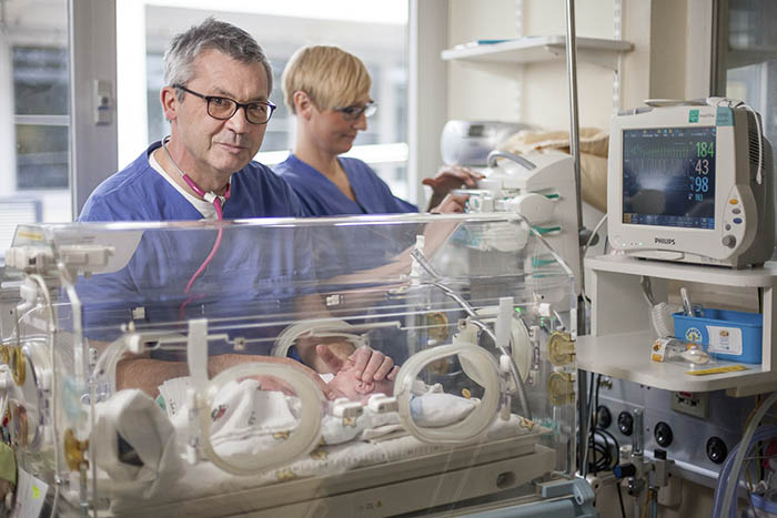 Dr. Ehlen auf der Frhgeborenen-Intensivstation. Foto: Marienhaus