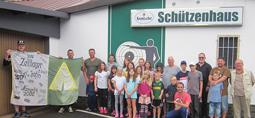 Zum Gruppenfoto mit Brgermeister Michael Wagener und Otto Heuser vom Wissener Schtzenverein stellten sich die Teilnehmer des diesjhrigen Zeltlagers der TG Jahn aus Namedy vor das Schtzenhaus. Foto: Verein