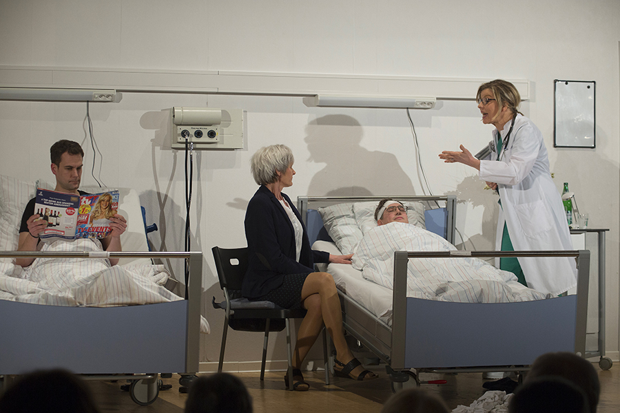 Die Theaterbesucher blickten in ein Krankenhauszimmer. Fotos: Wolfgang Tischler