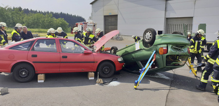 Technische Unfallrettung war die Herausforderung bei einer gemeinsamen bung der Feuerwehr-Lschzge aus Weitefeld und Niederdreisbach. (Foto: Verbandsgemeindefeuerwehr Daaden-Herdorf)