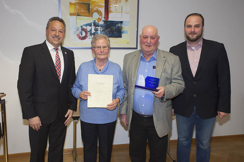 Ilse und Heinz Jrgen Henn freuen sich ber den Ehrenamtspreis. Foto: Wolfgang Tischler