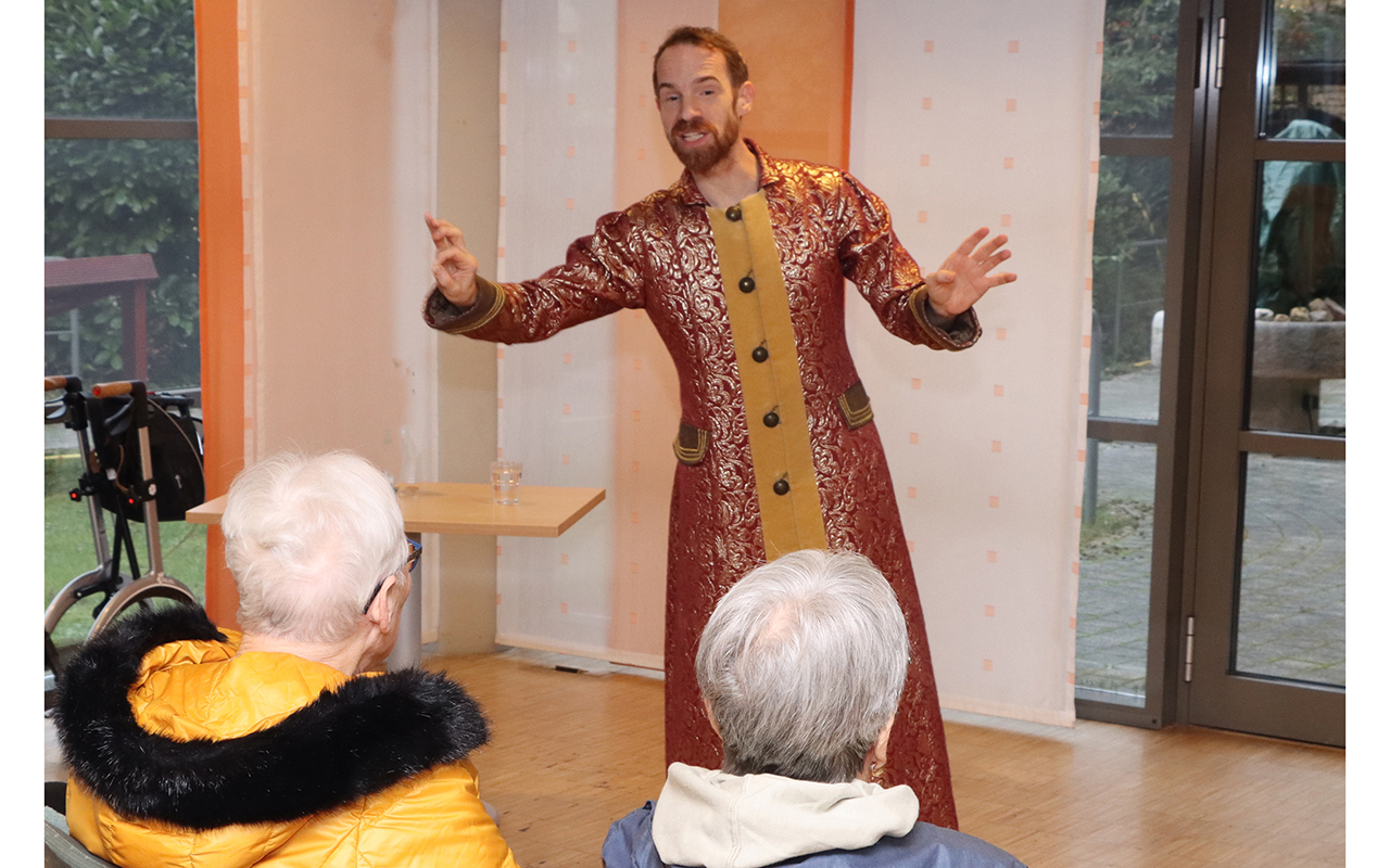 Phillip Sponbiel, der Schauspieler und professionelle Mrchenerzhler, trug im Marienhaus Seniorenzentrum Josef-Ecker-Stift das Mrchen vom Schneewittchen vor. Rund 30 Bewohner hrten ihm gebannt zu. 
(Foto: Andrea Schulze)
