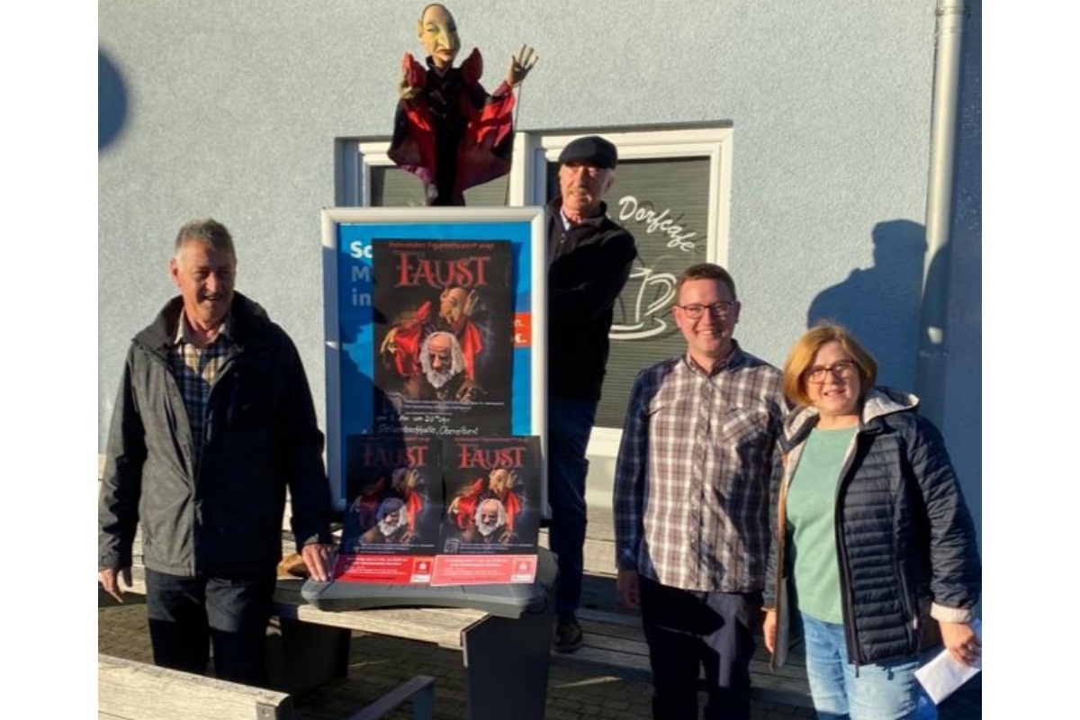 Harald Sperlich (2.v.l.) mit der Figur Mephistopheles und Vertretern des Vereinsrings Oberelbert. (Foto: privat)