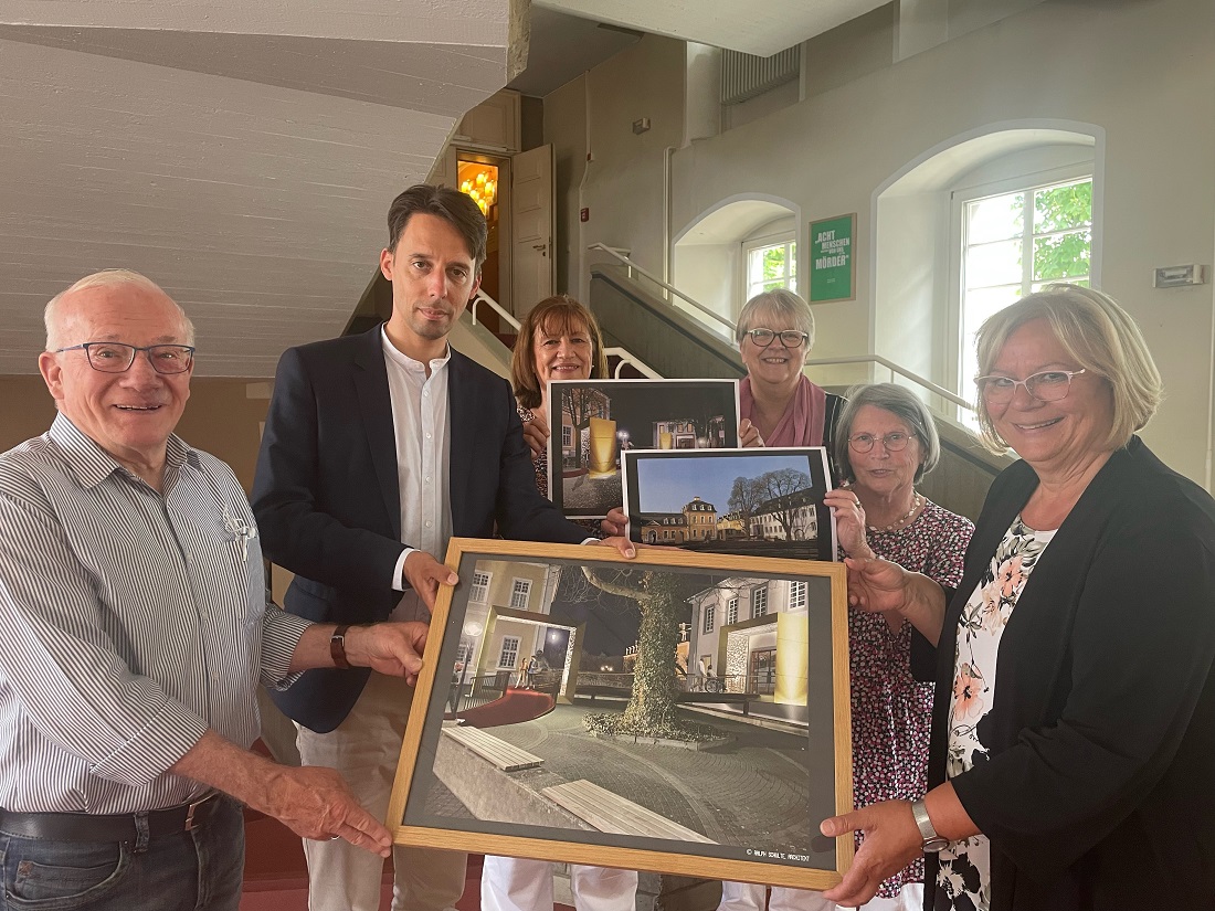 Der Intendant des Schlosstheaters, Lajos Wenzel, und die Vorstandsmitglieder des Seniorenbeirats hoffen auf eine schnelle Umsetzung der Planung. (Foto: privat)