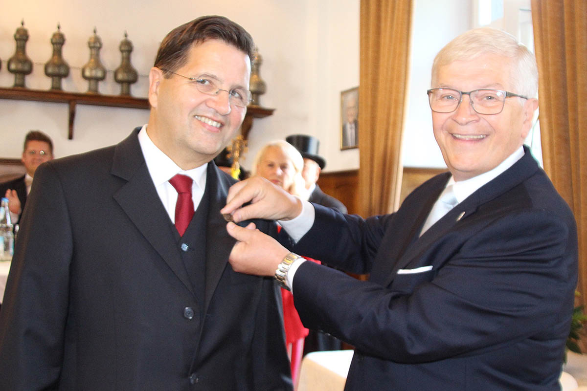 Fr seine vielfltigen Verdienste erhielt Thomas W. Ottersbach von Stadtbrgermeister Gerhard Hausen die Ehrennadel der Stadt Unkel. Foto: Stadt Unkel