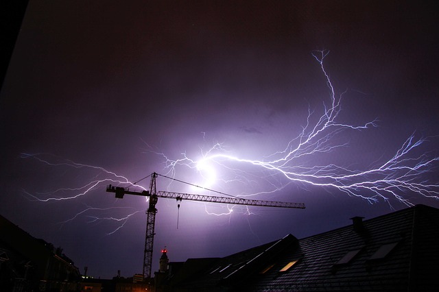 In Bad Hnningen schlug der Blitz in ein Einfamilienhaus ein. (Symbolfoto)