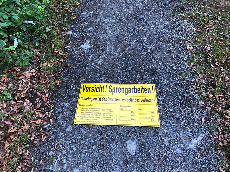 Der Bereich um die Sprengstelle wurde abgesperrt und auf den Zuwegen wurden Warntafeln aufgestellt. Fotos: THW