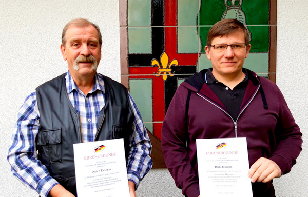 Ortsbrgermeister Dieter Tiefenau (links) und Dirk Jamann wurden fr ihr langjhriges Wirken durch den Gemeinde- und Stdtebundes geehrt. (Foto: Verbandsgemeinde Flammersfeld)