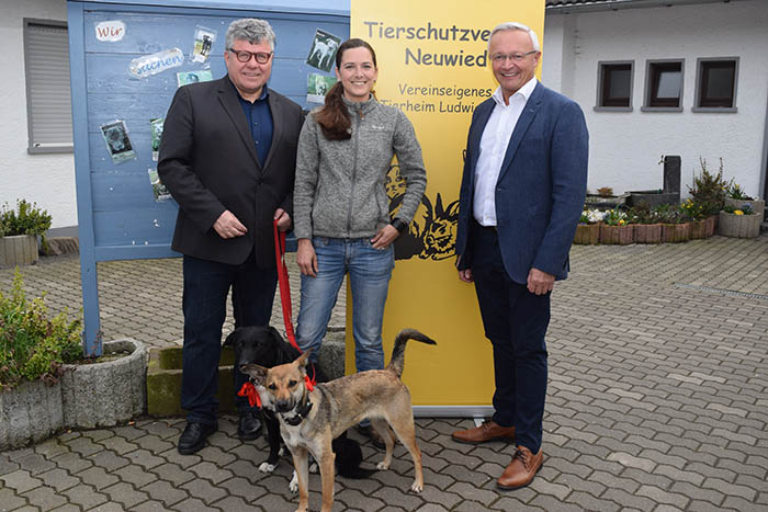 Von links: Erster Kreisbeigeordneter Michael Mahlert mit Caila und Laila, die erste Vorsitzende des Tierschutzvereins Sabrina Steger und Landrat Achim Hallerbach bei der bergabe der Spende auf dem Gelnde des Tierheims. Foto: Kreisverwaltung