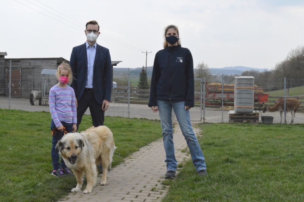 Im Tierheim Montabaur unterzeichneten Brgermeister Ulrich Richter-Hopprich und Nicole Henning-Luca, Vorsitzende des Tierschutzverein Mons & Tabor e.V., den neuen Kooperationsvertrag. Hundeliebhaberin Sofia durfte ihren Papa begleiten und anschlieend ein bisschen mit Mira Gassi gehen. Bild: VG Montabaur / Ingrid Ferdinand