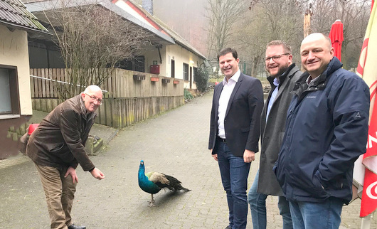 Im Nachgang der Besprechung besichtigten MdL Michael Wschenbach, Brgermeister Maik Khler, CDU-Ortsverbandsvorsitzender Dominik Schuh mit dem zweiten Vorsitzenden des Tierparks, Gerd Braas (von links), die bereits in die Jahre gekommen Gebude im Eingangsbereich des Tierparks. (Foto: Tierpark Niederfischbach)