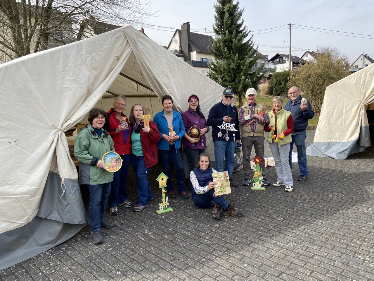 Diese engagierten Menschen bereiten den Frhjahrs- und Osterflohmarkt vor. Foto: privat