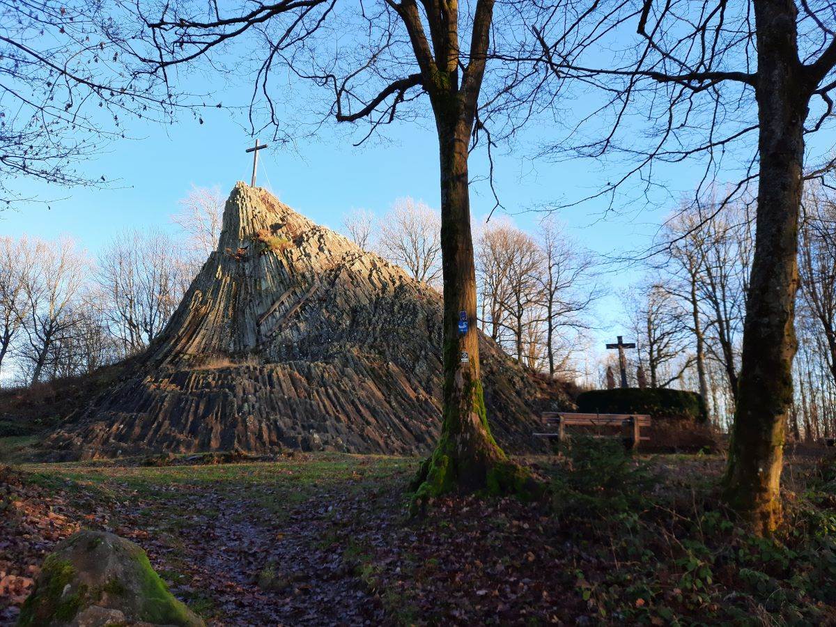 Der Druidenstein bei Kirchen-Herkersdorf gehrt zu den touristisch interessantesten Zielen im AK-Land. (Foto: Felix Knopp/Naturregion Sieg)