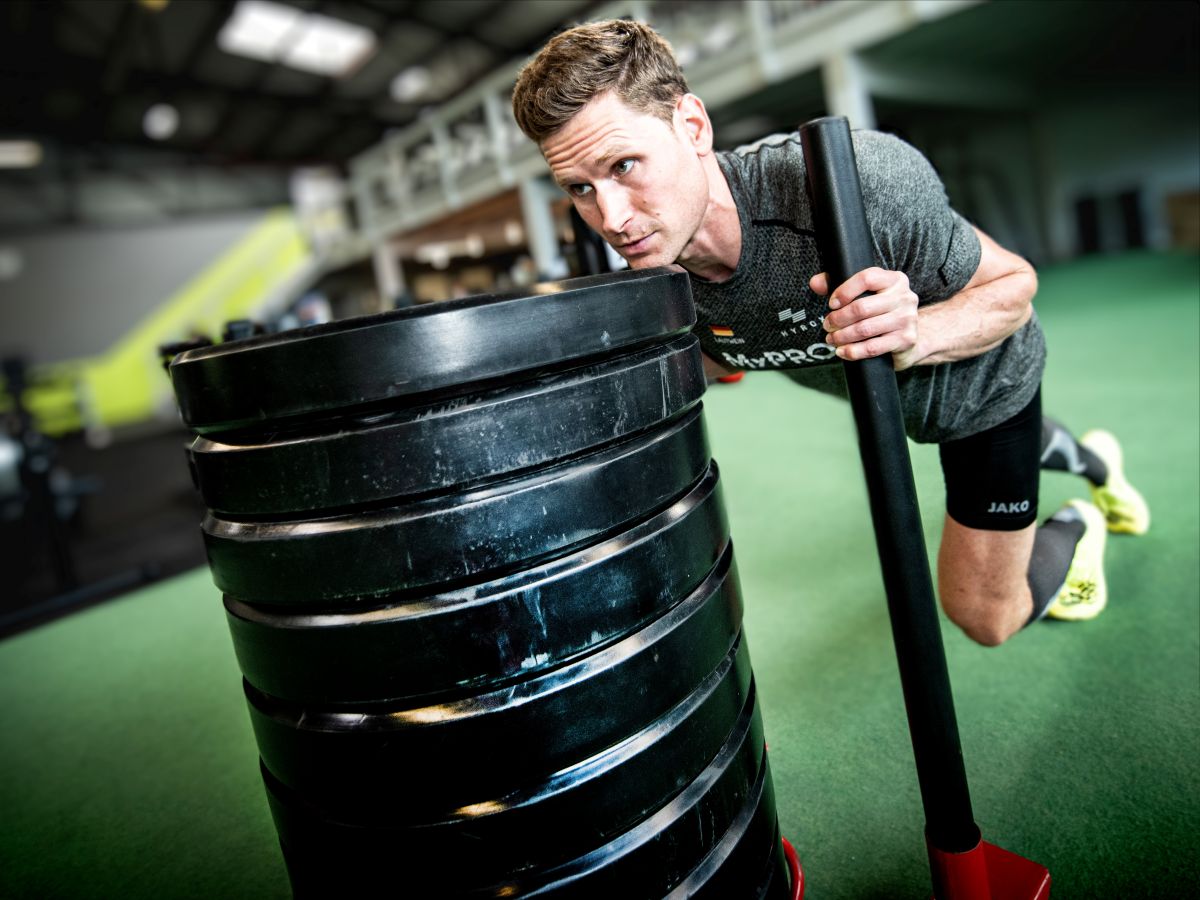 Der gebrtige Kirchener Tobias Lautwein hat bei der HYROX-WM  den World-Championships of Fitness in Leipzig die gesamte Elite geschockt. Der 35-jhrige Amateur, der sich monatelang im B1 Sports Gym in Wenden und im Benefit Sports Club in Siegen mit gezielten Kraftbungen, dazu mit Dauerlufen und Intervalltraining auf diese sportliche Herausforderung vorbereitet hat, erkmpfte sich vllig berraschend den Weltmeistertitel. (Foto: Frank Steinseifer)
