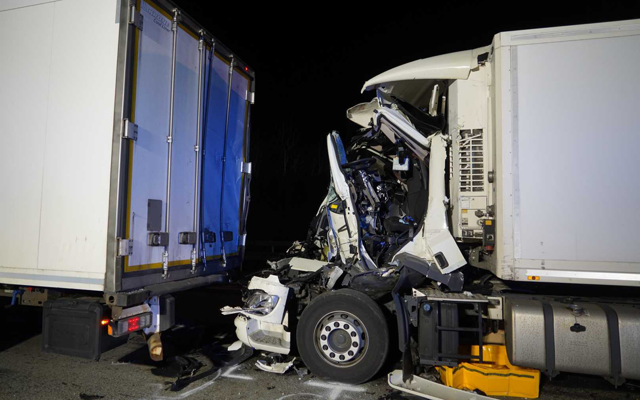 Durch die Wucht des Aufpralls wurde der 54-Jhrige in seinem Fahrzeug eingeklemmt und verstarb noch an der Unfallstelle. (Fotos: Uwe Schumann)