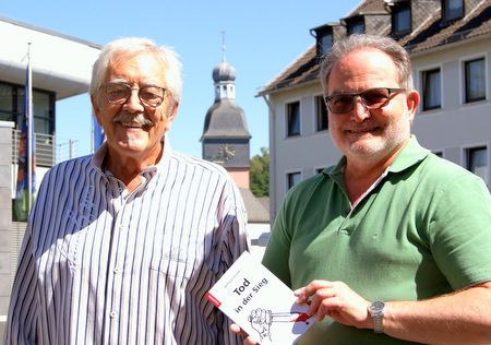 Krimi-Autor Gerhard Grner (links) macht Wissen zum Schauplatz eines Doppelmordes. Brgermeister Michael Wagener: Die Verbandsgemeinde ist stolz, Schauplatz in ihrem Krimi sein zu drfen. (Foto: Verbandsgemeinde Wissen) 