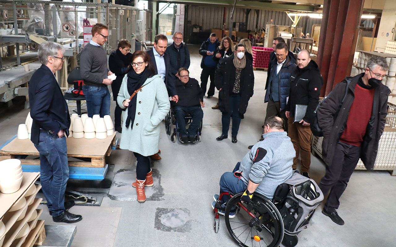 Bei einem Besuch in der traditionsreichen Tonwarenfabrik Hrter im Industriegebiet Ransbach-Baumbach berzeugten sich Experten davon, wie man in heimischen Unternehmen mit ffentlicher Untersttzung Chancen fr Menschen mit Behinderung ermglichen kann. (Foto: SBR/Uli Schmidt) 