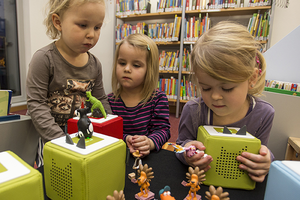 Kinderleicht zu bedienen sind die Tonieboxen, die in der Stadtbcherei Selters ausgeliehen werden knnen. Foto: pr