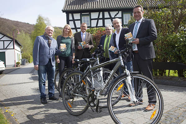Die Touristiker und Landräte präsentierten den neuen Radführer. Foto: Wolfgang Tischler