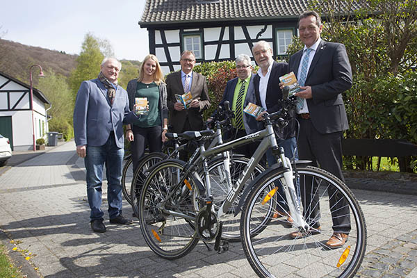 Die Touristiker und Landrte prsentierten den neuen Radfhrer. Foto: Wolfgang Tischler