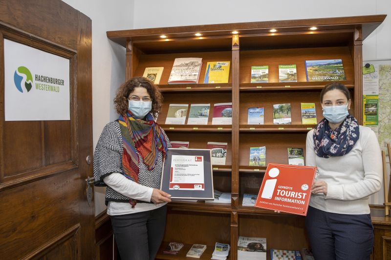 Gabriele Greis und Lisa Effert freuen sich ber die erneute Zertifizierung. Foto: privat