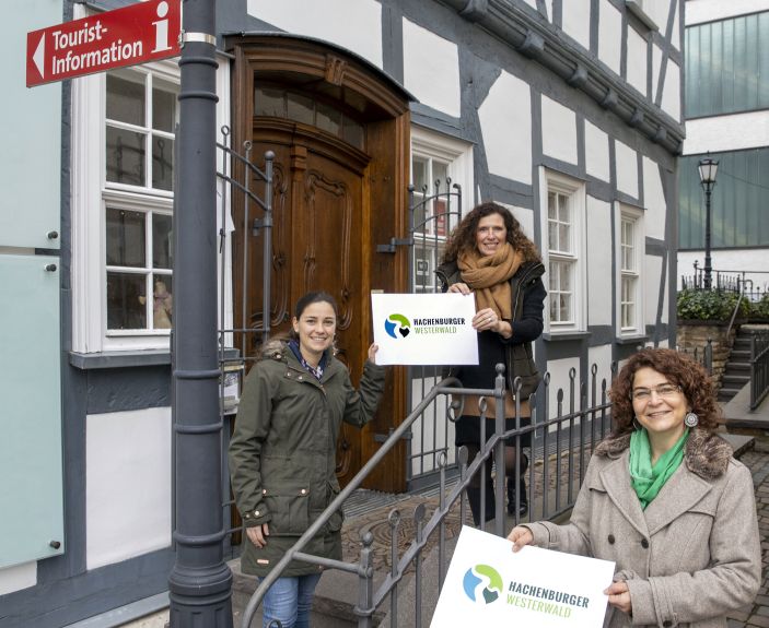 Von links: Lisa Effert, Barbara Hrter-Todt und Gabriele Greis mit dem neuen Logo. Foto: Rder-Moldenhauer