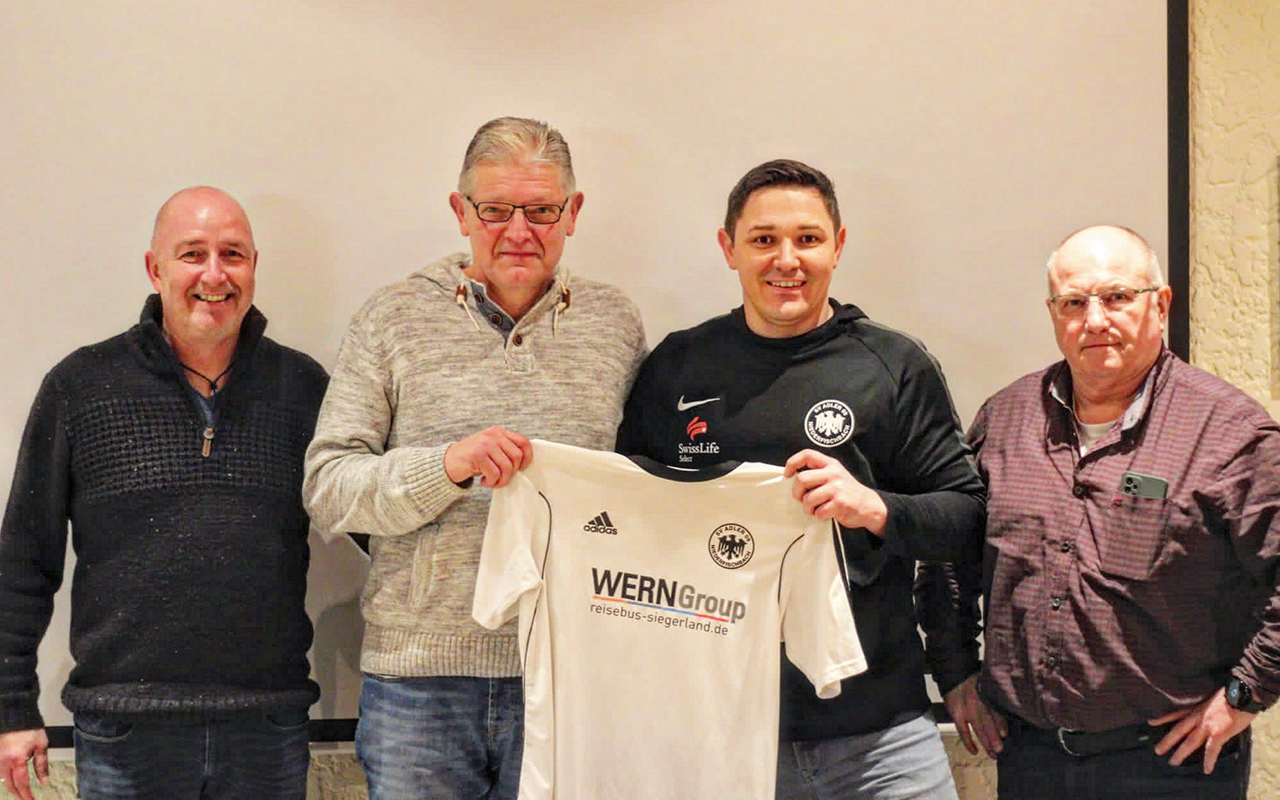 Von links: Kassierer Stefan Hensel, Jrg Mockenhaupt, Sportlicher Leiter Timo Wst und Erster Vorsitzender Bernd Schmidt. (Foto: SV Adler)