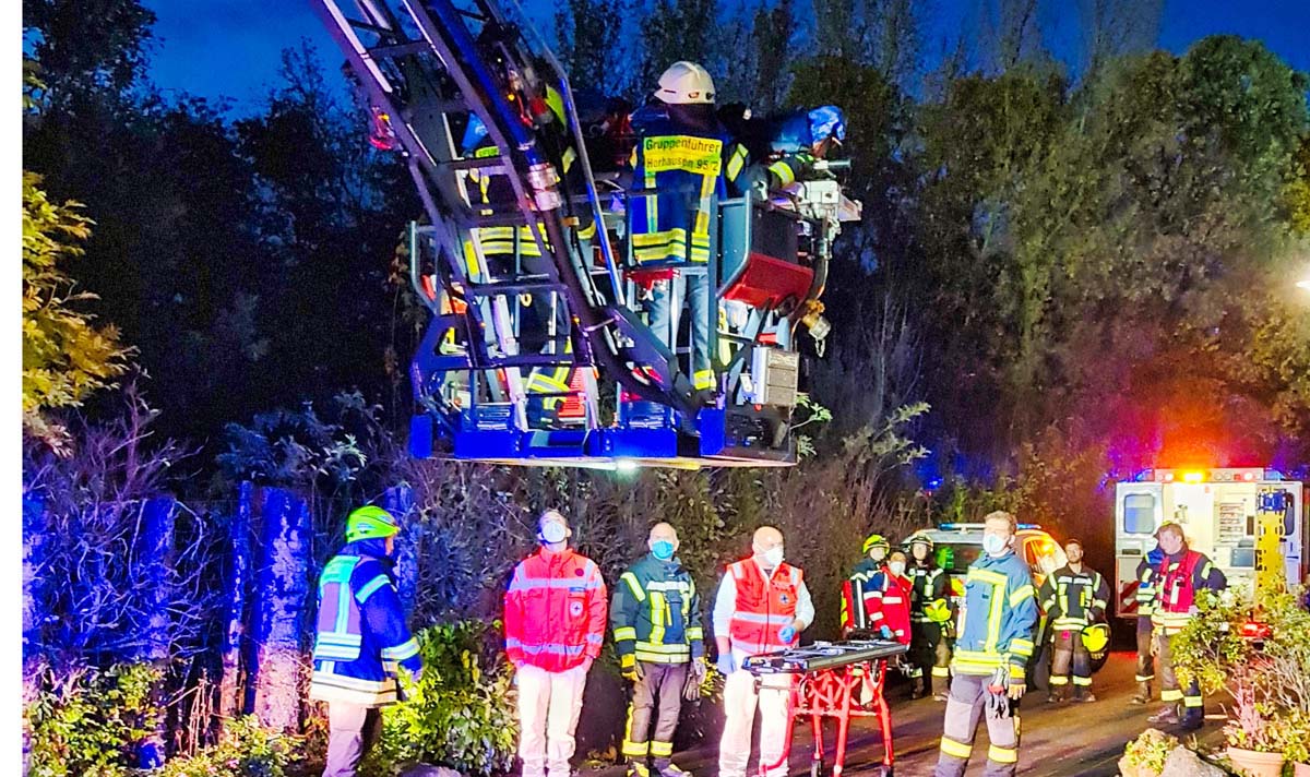 Tragehilfe fr den Rettungsdienst: Drehleiter aus Dierdorf untersttzte in Pleckhausen