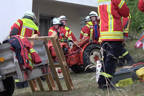 Mann wird unter Traktor begraben und schwer verletzt