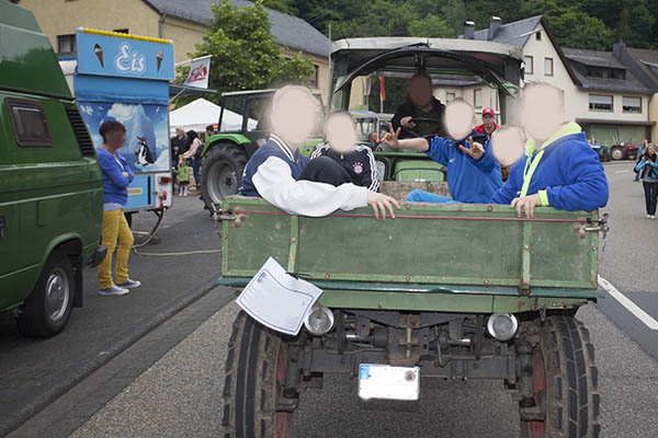 Landwirtschaftliche Gefhrte zur Personenbefrderung sind aus verkehrsrechtlicher Sicht hchst bedenklich, gefhrlich und regelmig nicht zulssig. Foto: Wolfgang Tischler