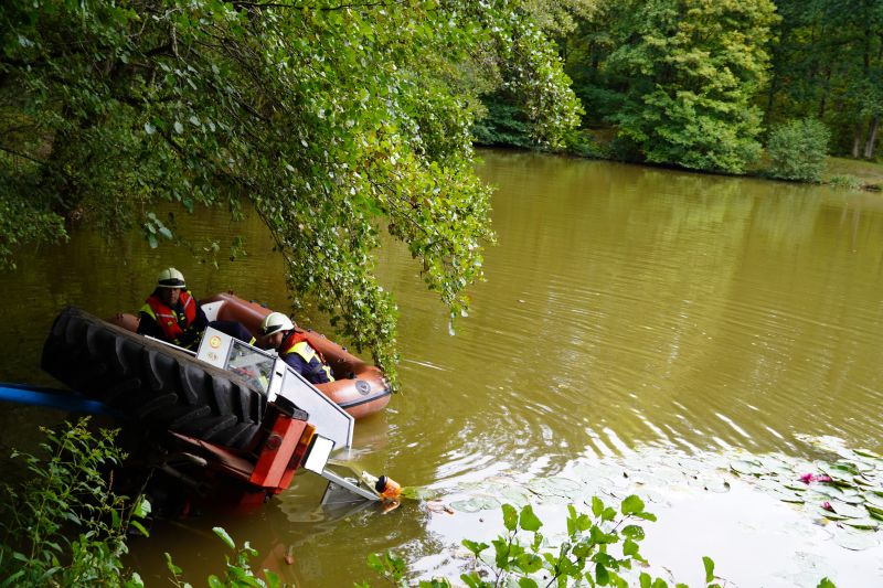 Traktor gert in Angelweiher