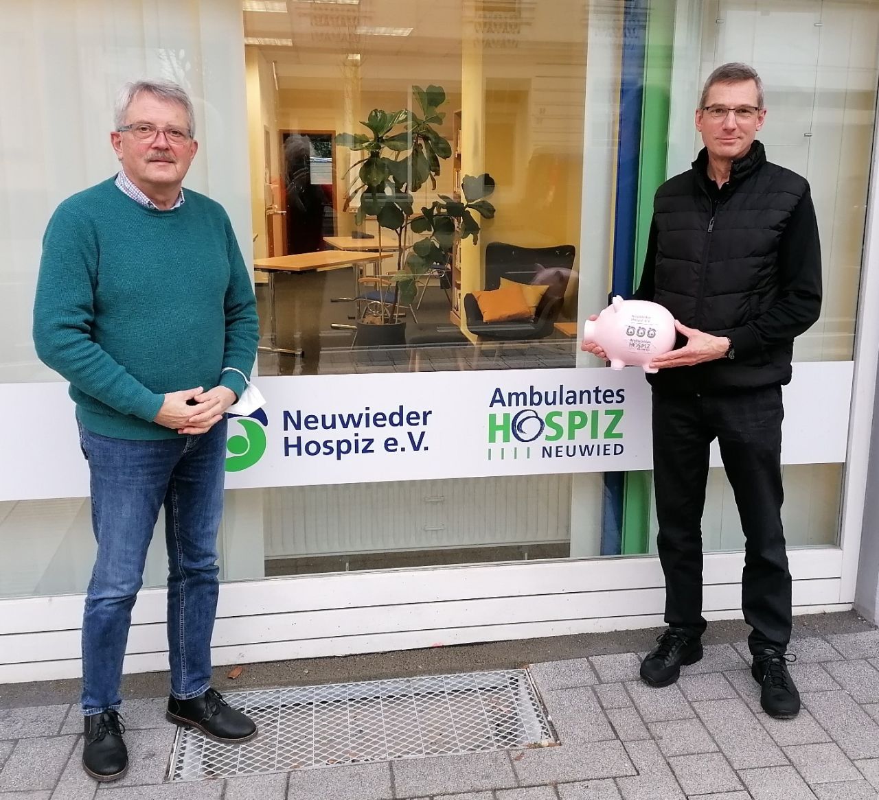Hans-Peter Knossalla (links) und Michael Schaab-Reinhardt bei der Spendenbergabe. Foto: privat