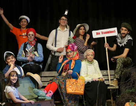 Die Theatergruppe Shatat hat sich eigenstndig aus jungen Flchtlingen aus Syrien entwickelt, deren erste Mitglieder sich schon auf dem Weg ihrer Flucht im Libanon trafen und erste kleinere Auffhrungen hatten. Am 23. Mrz zeigen sie Die Trauminsel. (Foto: Veranstalter)
