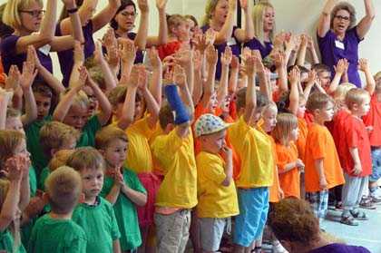 Die Kinder zeigten zum Jubilum ihr Erlerntes und gaben die heitere Note zum Jubilumsfest. Fotos: kk